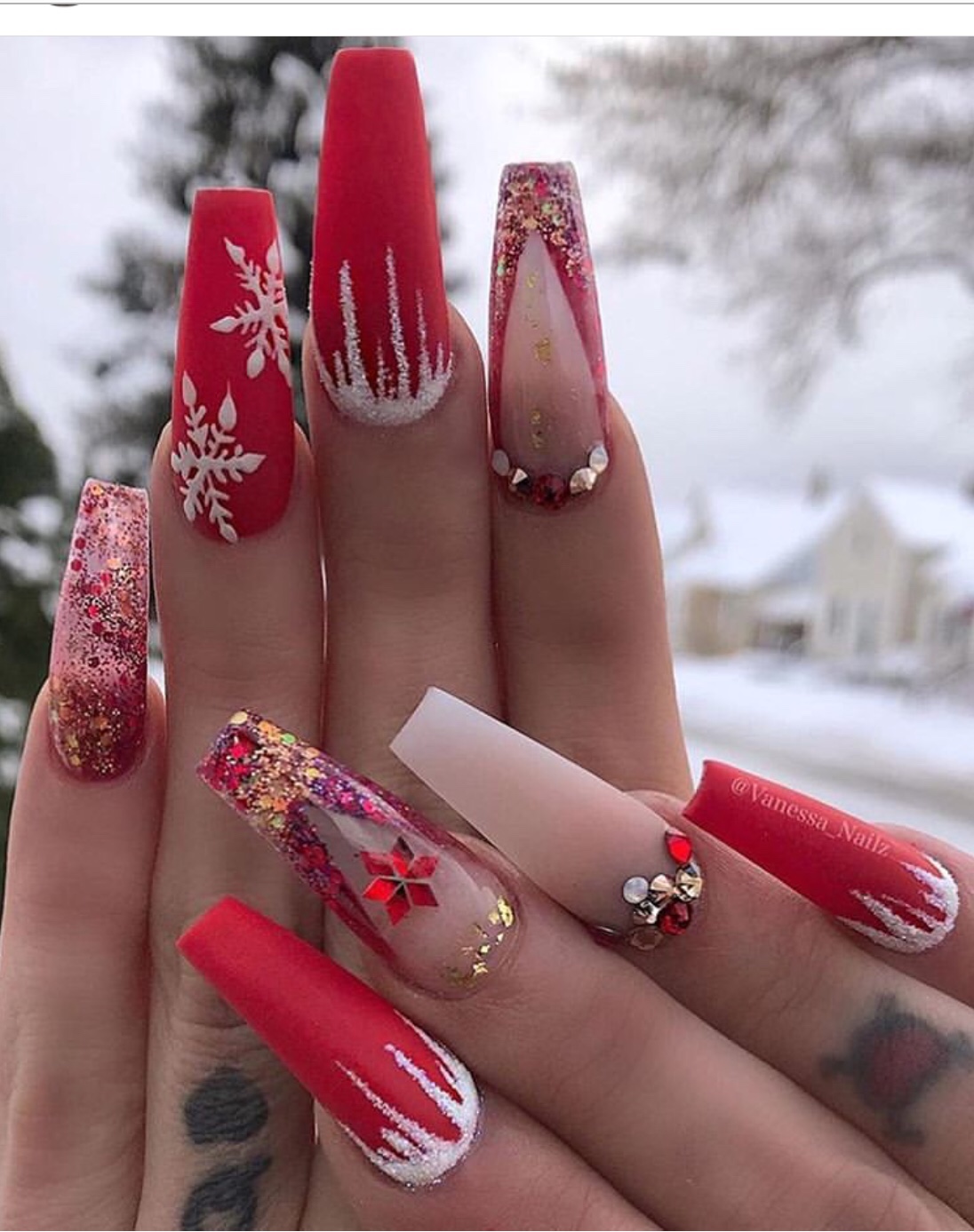 26 Simple Yet Chic Acrylic Nail Designs For Christmas 2022 - The Glossychic