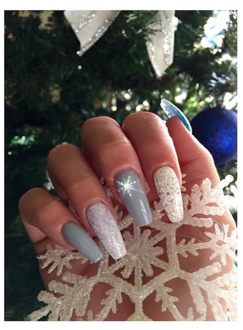 26 Simple Yet Chic Acrylic Nail Designs For Christmas 2022 - The Glossychic