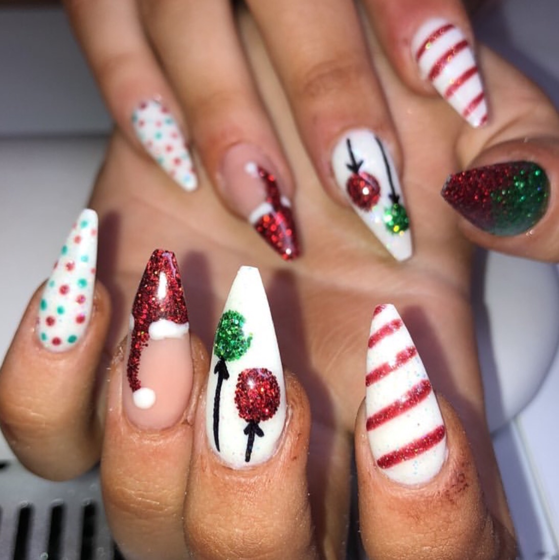 26 Simple Yet Chic Acrylic Nail Designs For Christmas 2022 - The Glossychic