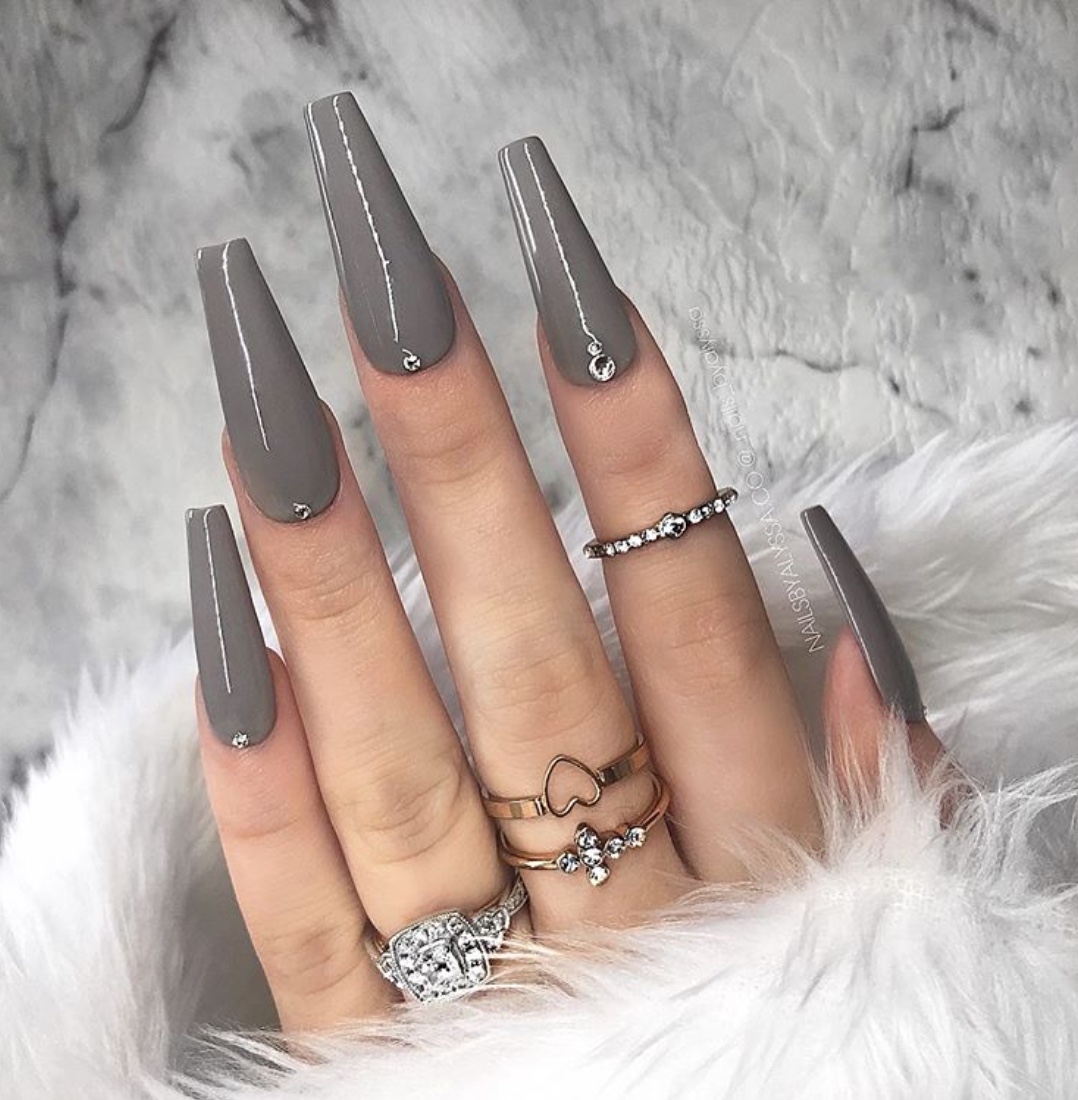 Minimalist Gray Nails