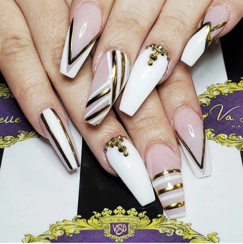 white and gold nails designs 